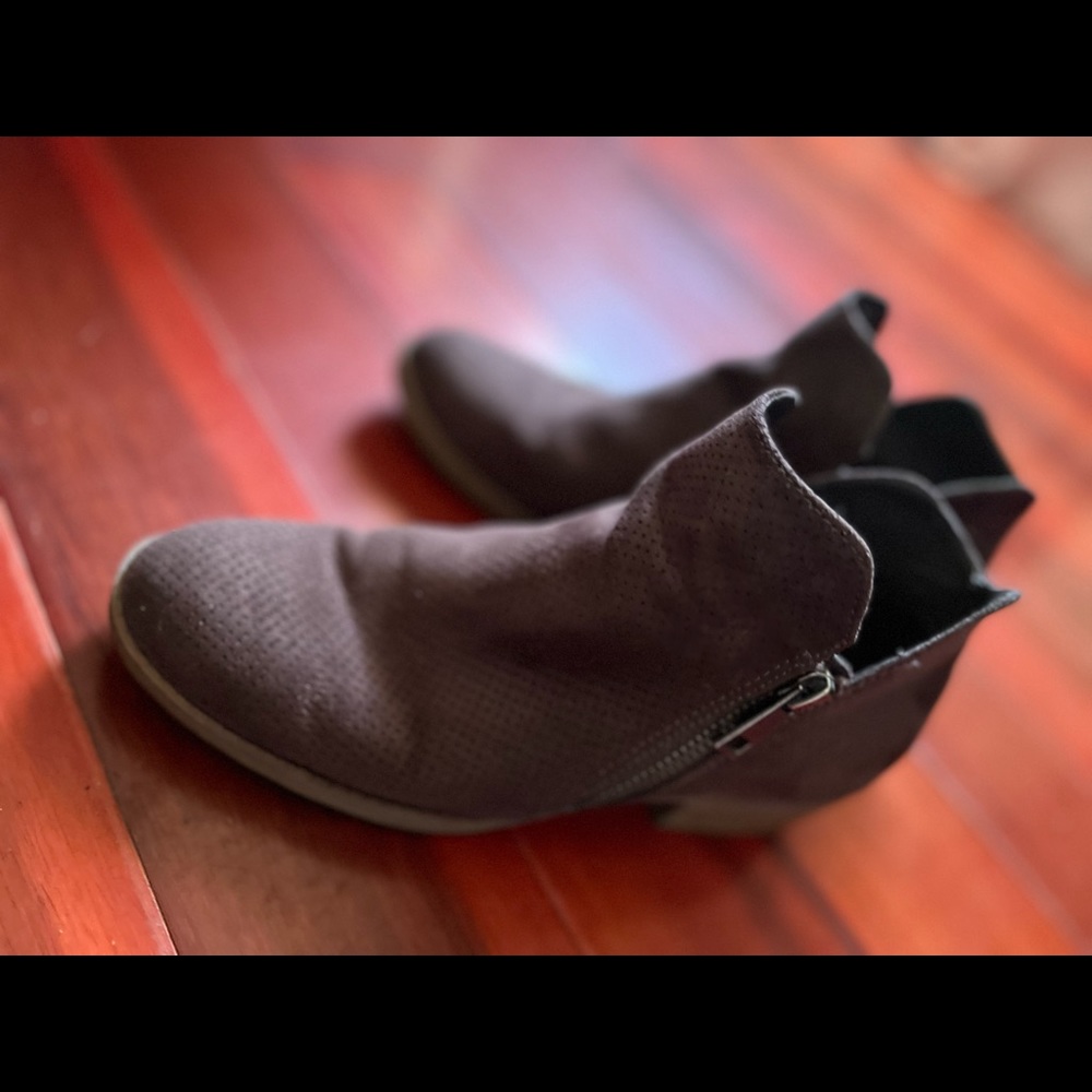 Boots - Picture 2 of 6